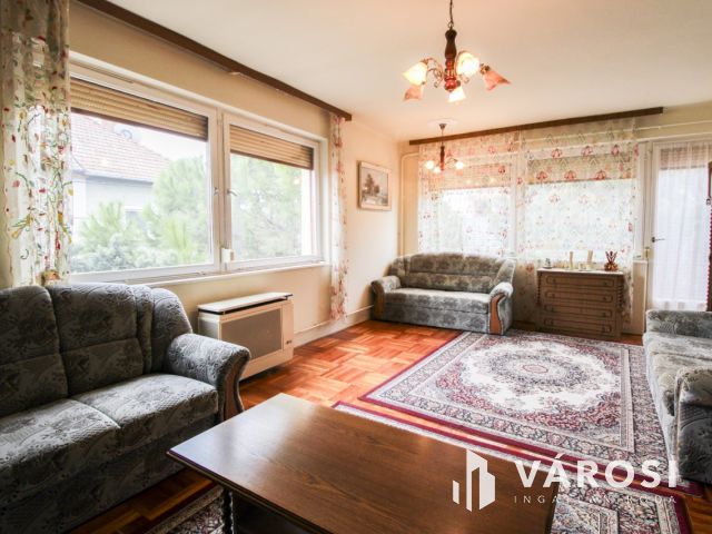 Két szint, tágas élettér és privát medence