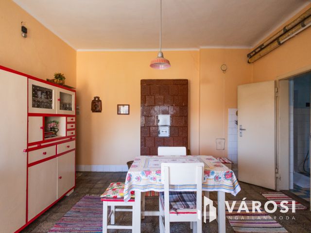 Masszív szerkezetű kétgenerációs ház nagy telekkel