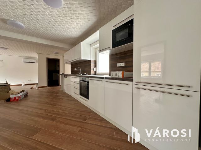 Kulcsrakész, frissen felújított családi ház eladó!