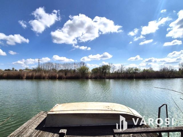 Bónom-zugi holtágon vízparti telek