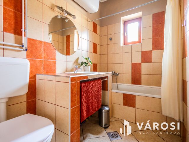 Praktikus elrendezésű ház parkosított kerttel a belvárosban