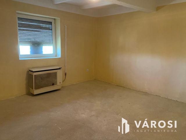 Falu szélén takaros házikó