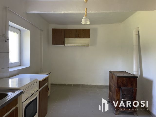 Falu szélén takaros házikó