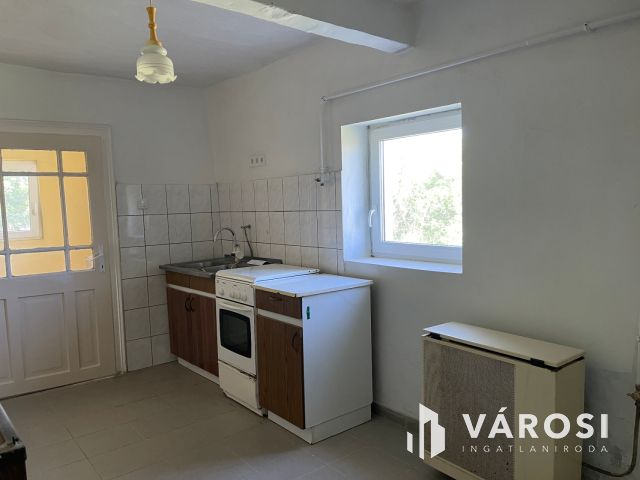 Falu szélén takaros házikó