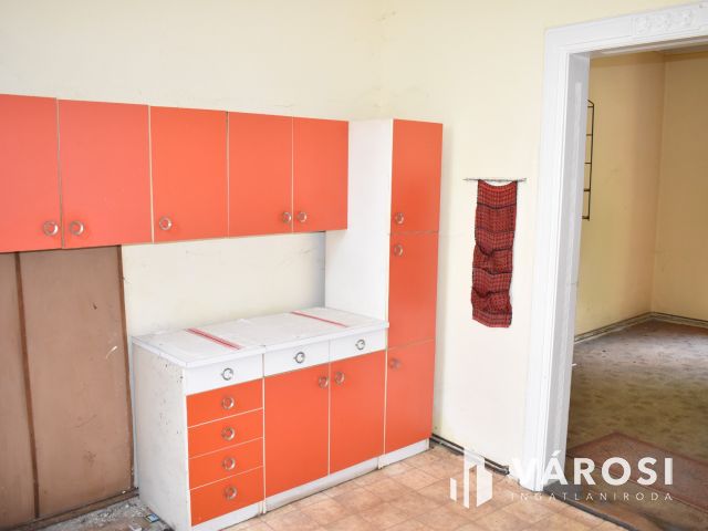 Egyedi stílus, tégla falazat, tágas terek Eleken!