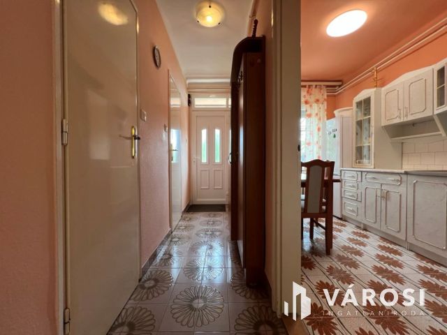 Belvárosi, társasházi lakás, kíváló adottságokkal garázzsal