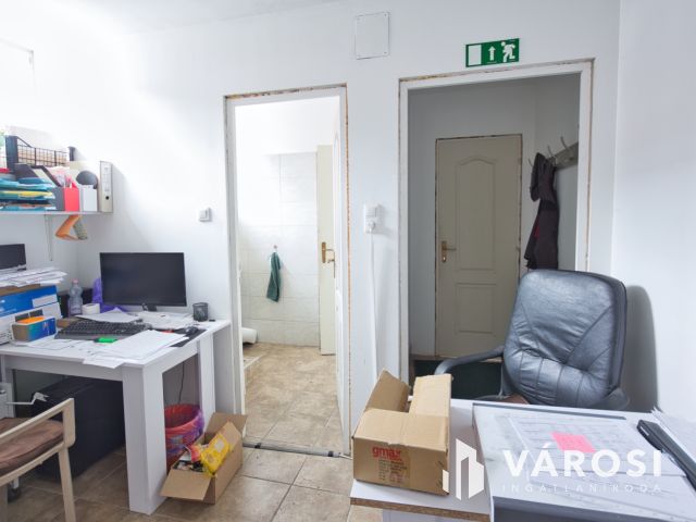 1000 m2-es csarnok műhelynek, raktárnak kiadó