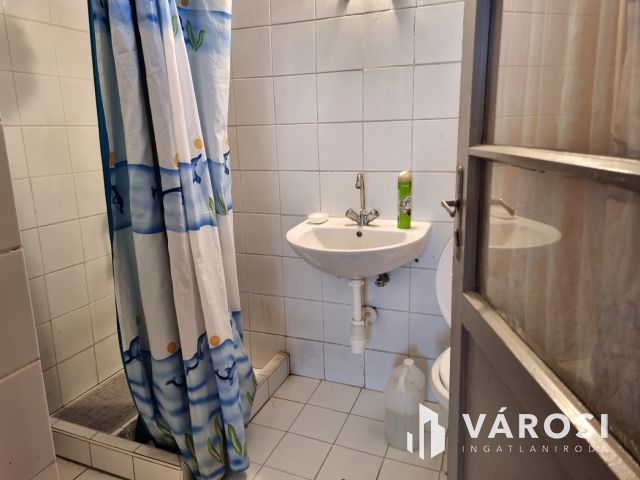 Stabil szerkezetű tégla ház a búzatáblák mellett