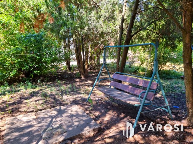 Stabil szerkezetű tégla ház a búzatáblák mellett