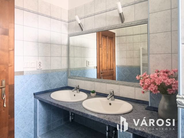 Több generációs ház a városközpontban!