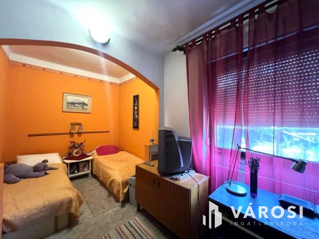 Kétgenereciós családi ház, sok lehetőség, csendes utca