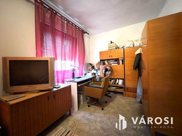 Kétgenereciós családi ház, sok lehetőség, csendes utca