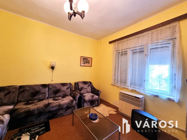 Költözhető állapotú, gondozott kertes ház, központi helyen