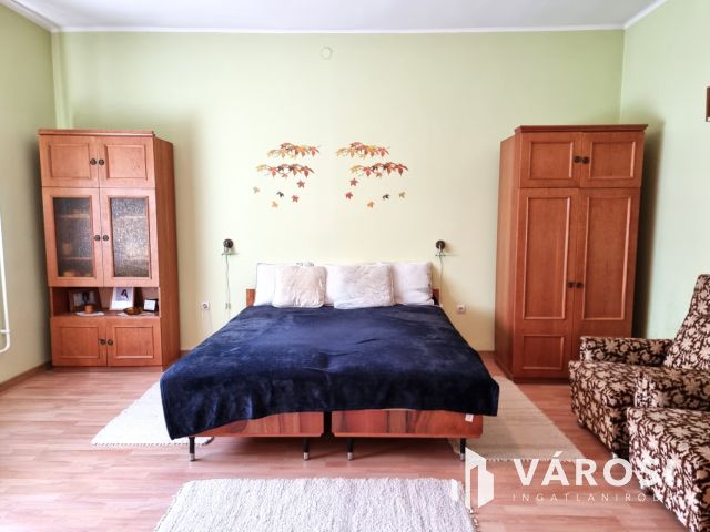 Költözhető állapotú, gondozott kertes ház, központi helyen