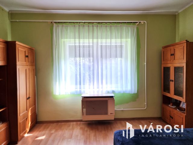 Költözhető állapotú, gondozott kertes ház, központi helyen