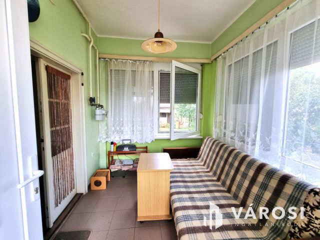 Költözhető állapotú, gondozott kertes ház, központi helyen