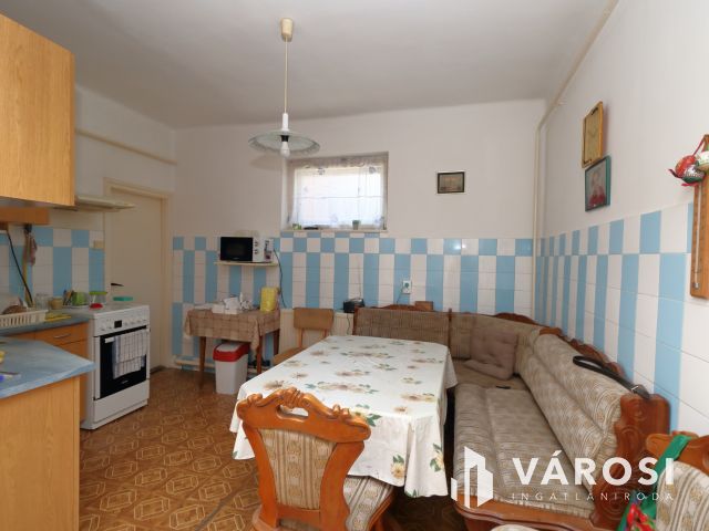 Kétgenerációs téglaház a Jókain.