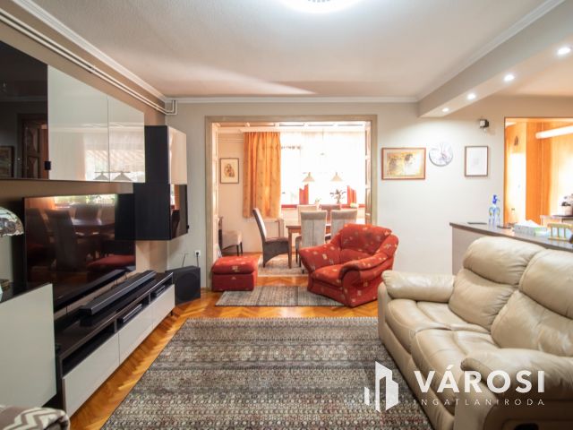 Eladó sorház saját udvarral és garázzsal