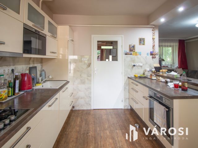 Eladó sorház saját udvarral és garázzsal