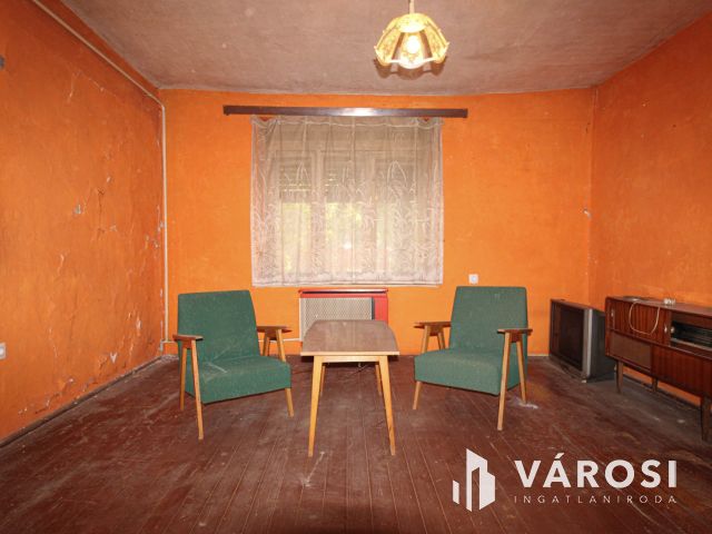 Rengeteg lehetőséget rejtő ingatlan Sarkad központ helyén