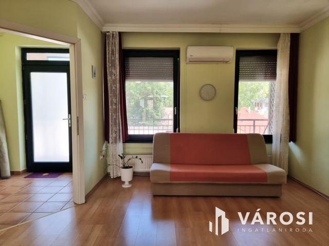 Full belvárosi, korszerű 2. emeleti liftes lakás