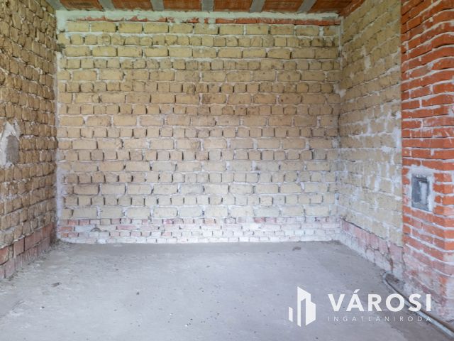 Tágas otthon lehetősége Újiráz központjában