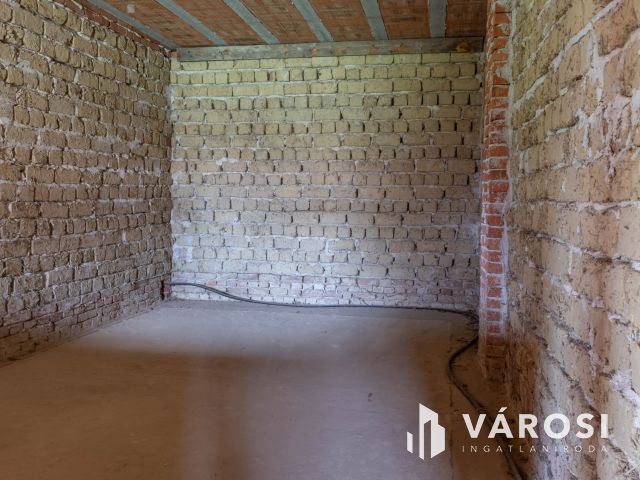 Tágas otthon lehetősége Újiráz központjában