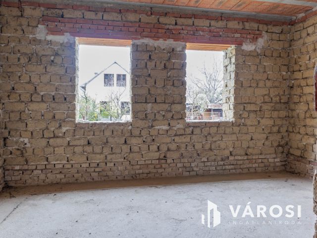 Tágas otthon lehetősége Újiráz központjában