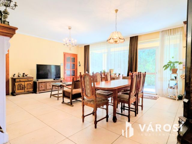 Nappali, 4 szoba, 2 fürdő,nyári lak, medence!