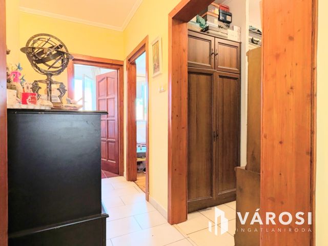 Nappali, 4 szoba, 2 fürdő,nyári lak, medence!