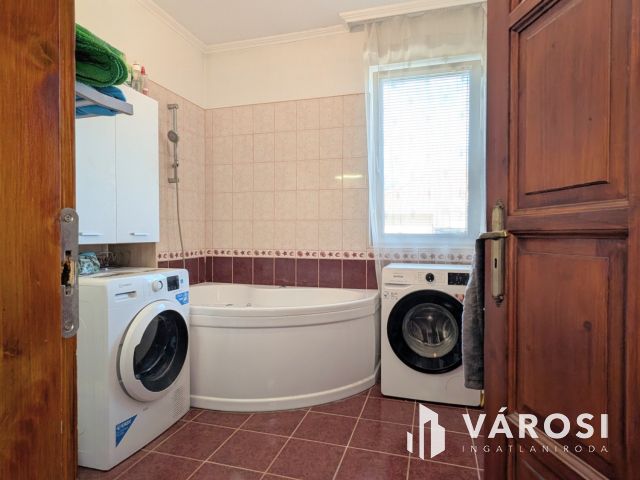 Nappali, 4 szoba, 2 fürdő,nyári lak, medence!