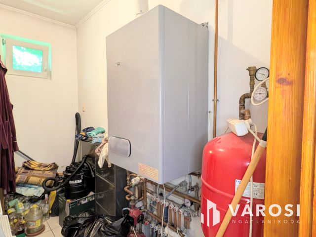 Nappali, 4 szoba, 2 fürdő,nyári lak, medence!