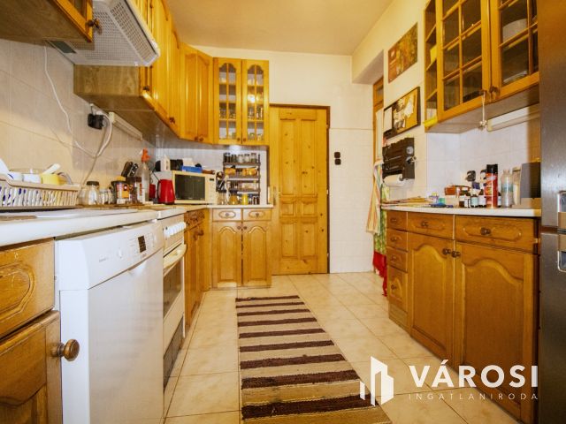 Napelemes, 2 szintes családi ház, haszonélvezettel Gyulán