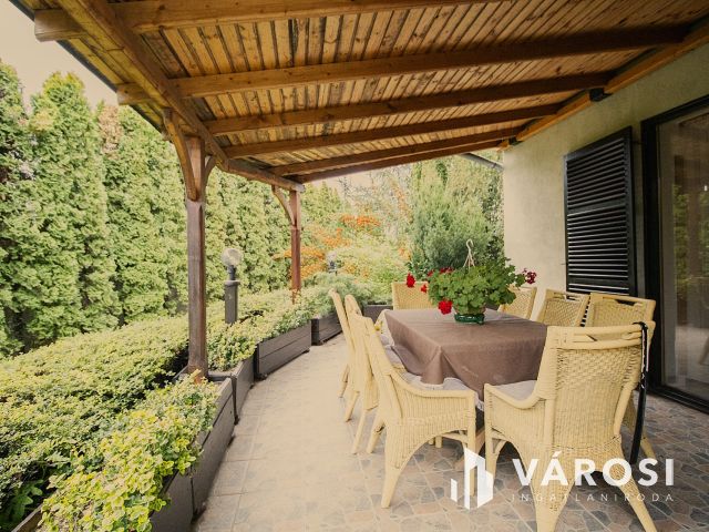 Napelemes, 2 szintes családi ház, haszonélvezettel Gyulán