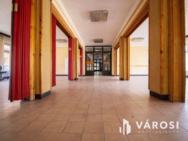 Kétszintes, 600 nm-es irodaház Orosháza központjában