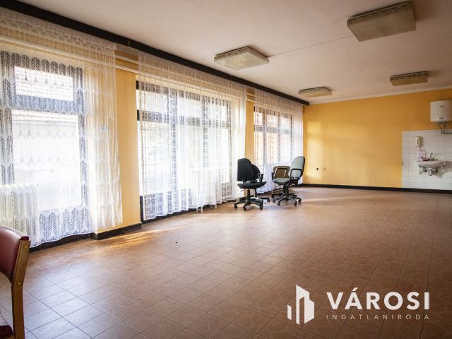 Kétszintes, 600 nm-es irodaház Orosháza központjában