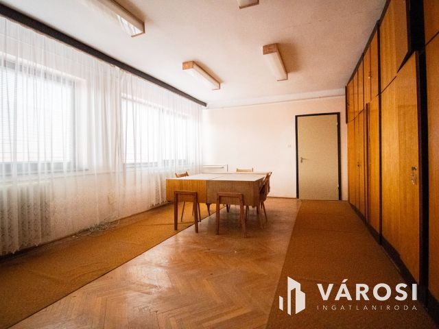 Kétszintes, 600 nm-es irodaház Orosháza központjában