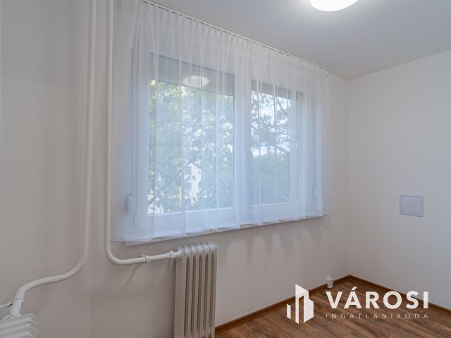 TELJESEN FELÚJÍTOTT LAKÁS AMERIKAI KONYHÁVAL TARJÁNBAN