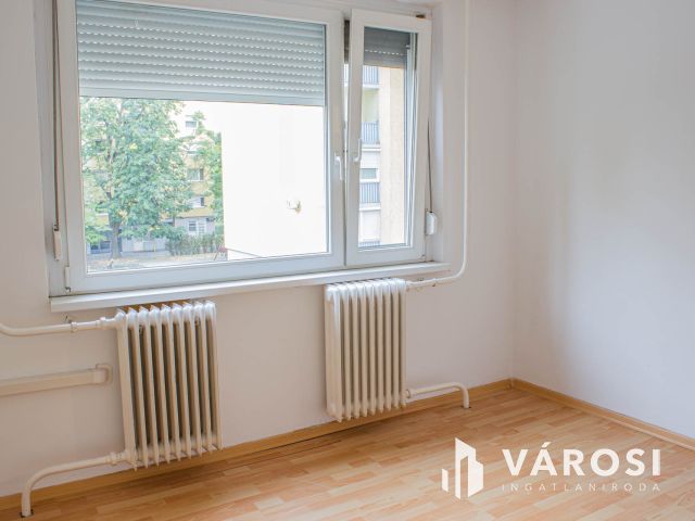 Frekventált helyen 2 szobás panelprogramos