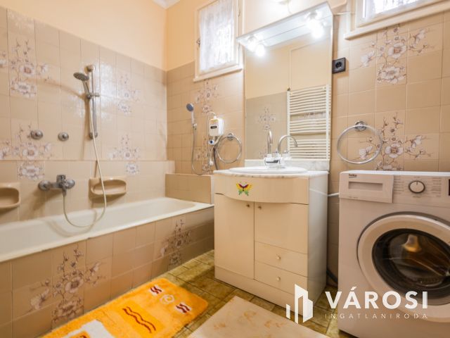 Tökéletes szerkezetű ház, tágas terekkel a Fürdőövezetben