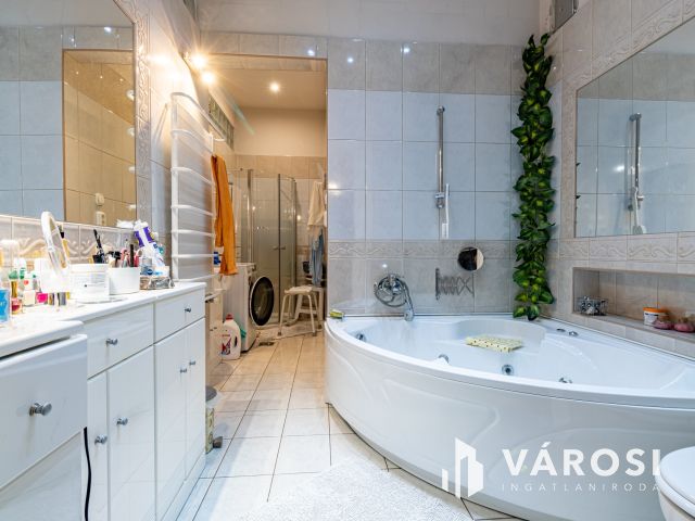 Nagy lakás a Vígszínházzal szemben a nagykörúton