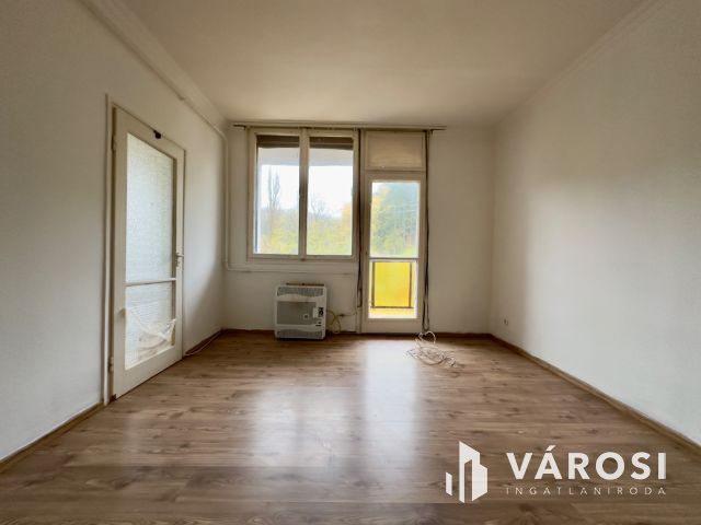 Acélgyári úton 4. emeleti, felújított, erkélyes lakás eladó!