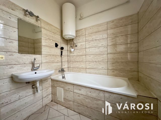 Acélgyári úton 4. emeleti, felújított, erkélyes lakás eladó!