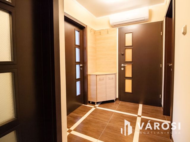 Modern sorházi lakás teljes bútorzattal