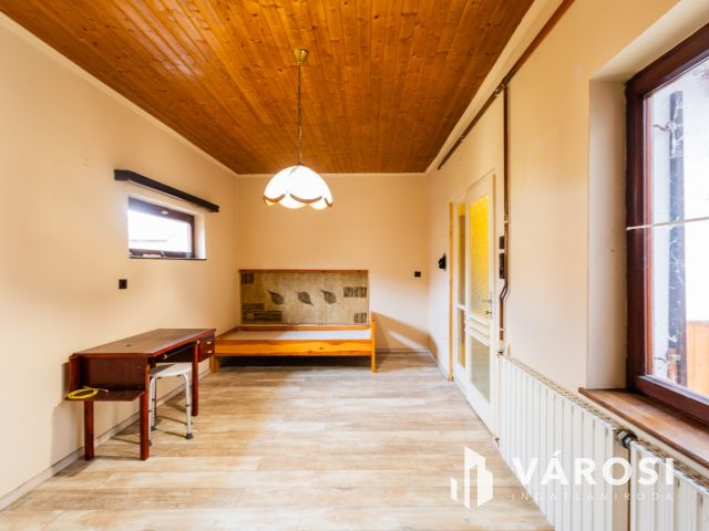 Jó szerkezet, egyedi elrendezés a belvároshoz közel