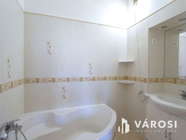 Belvárosi kuriózum lovasszoborral az ablak alatt