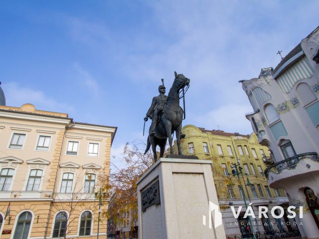 Belvárosi kuriózum lovasszoborral az ablak alatt