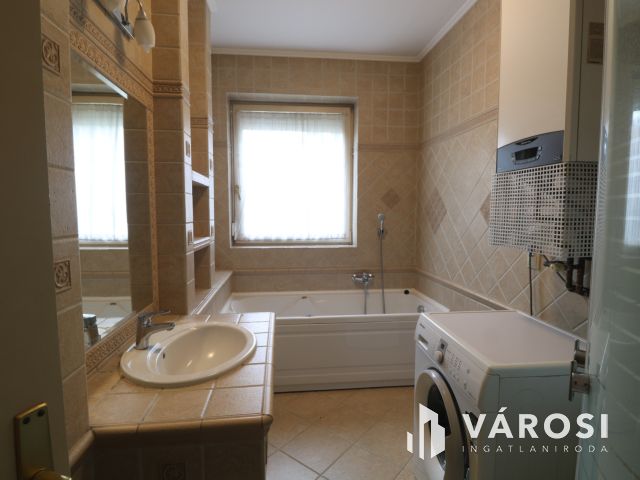 4/1. ben. 2 lakás ,1 garázs, 1 beálló !