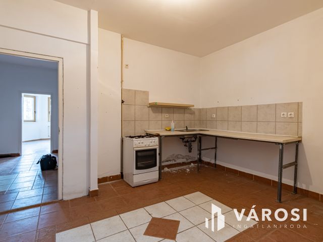 Budaörsön, sorházas beépítésű utcában, lakás eladó