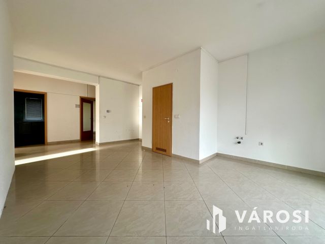 Alkotmány úton földszinti, utcai bejáratos iroda kiadó!